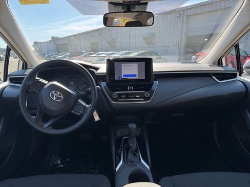 Used 2025 Toyota Corolla LE image 31