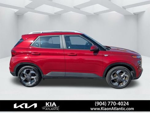 Used 2025 Hyundai Venue SEL FWD image 2