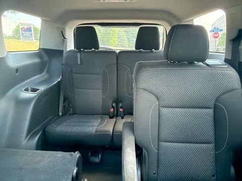 Used 2022 GMC Acadia SLE w/ Elevation Edition FWD image 18