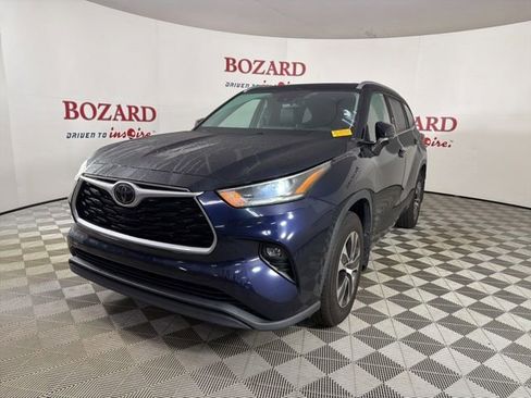 Used 2021 Toyota Highlander XLE AWD/4WD image 4