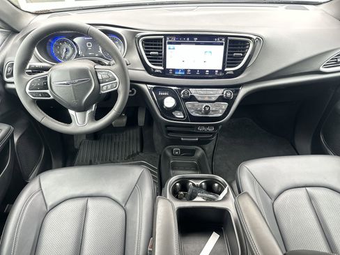 Used 2025 Chrysler Pacifica Select image 18