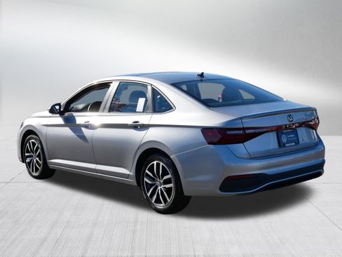 Certified 2025 Volkswagen Jetta SE w/ Sunroof Package image 5