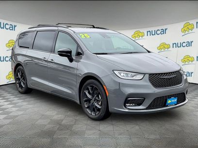 Used 2025 Chrysler Pacifica Limited