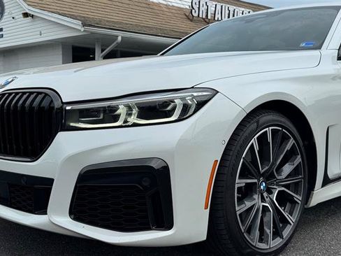 Used 2022 BMW 740i w/ M Sport Package RWD image 11