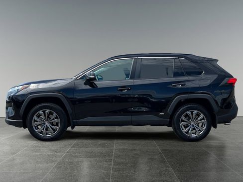 Used 2022 Toyota RAV4 XLE Premium image 5