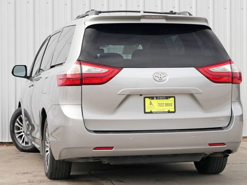 Used 2018 Toyota Sienna XLE Premium image 5