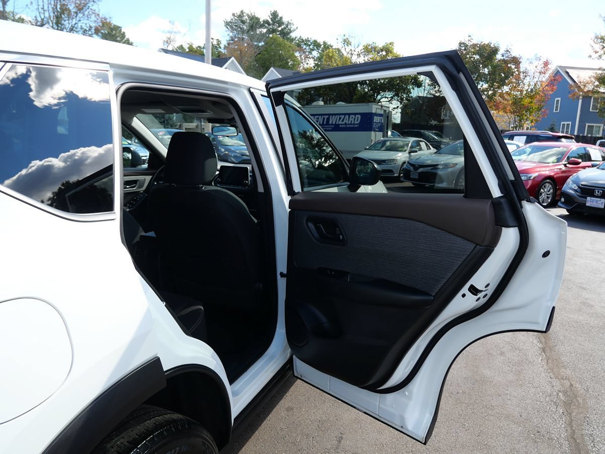 Used 2023 Nissan Rogue S AWD/4WD image 31