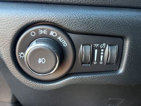 New 2026 Chrysler Pacifica Select image 4