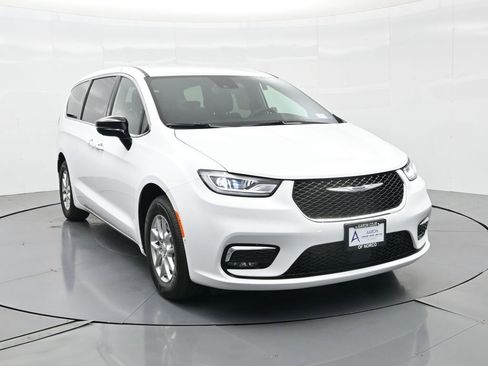 New 2026 Chrysler Pacifica Select image 4