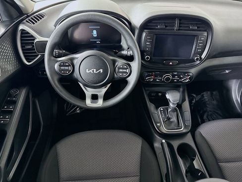 Used 2025 Kia Soul LX w/ LX Technology Package image 3