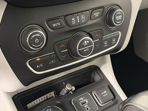 Used 2021 Jeep Cherokee Latitude Lux w/ Comfort/Convenience Group image 21