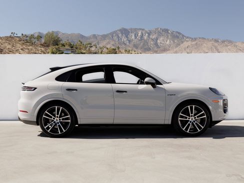 New 2025 Porsche Cayenne Turbo image 8