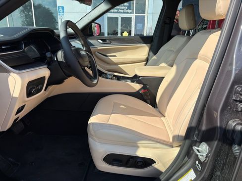 Used 2025 Jeep Grand Cherokee L Limited AWD/4WD image 13