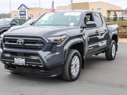 Certified 2025 Toyota Tacoma SR5 AWD/4WD image 18