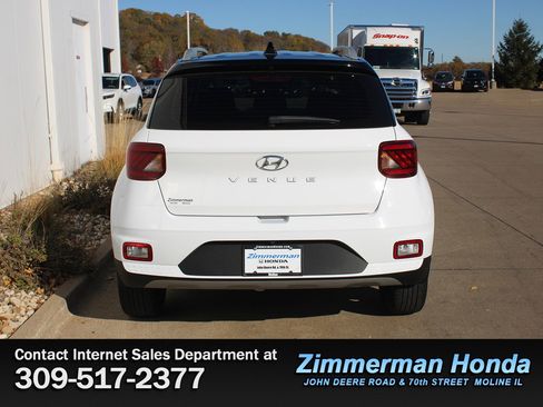 Used 2022 Hyundai Venue Limited image 5