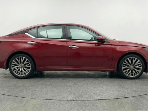 Used 2025 Nissan Altima 2.5 SV FWD image 11