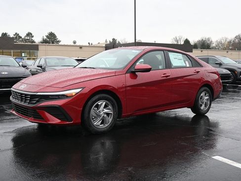 Certified 2025 Hyundai Elantra SE image 2