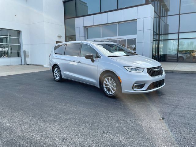 Used 2026 Chrysler Pacifica Limited FWD image 6