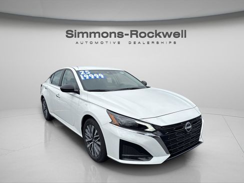 Used 2025 Nissan Altima 2.5 SV FWD image 5