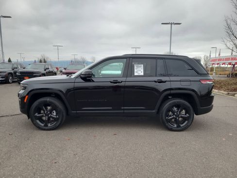 New 2025 Jeep Grand Cherokee Altitude image 11
