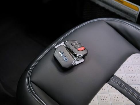 Used 2025 Jeep Wrangler Unlimited Rubicon w/ Technology Group image 98