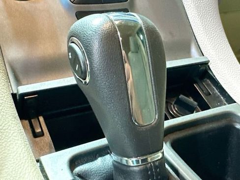 Used 2017 Ford Taurus SE FWD image 18