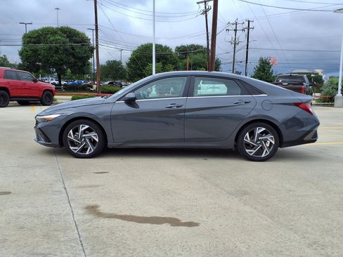 Used 2025 Hyundai Elantra SEL FWD image 8