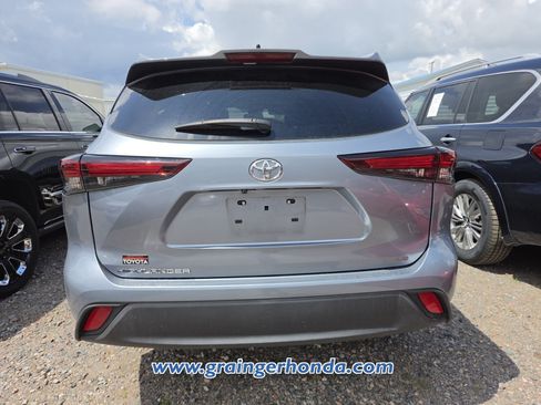 Used 2024 Toyota Highlander LE FWD image 8