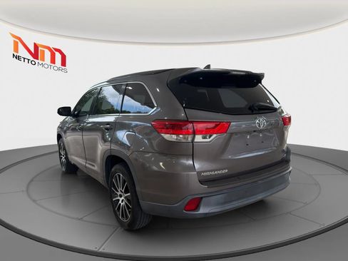 Used 2018 Toyota Highlander SE FWD image 3