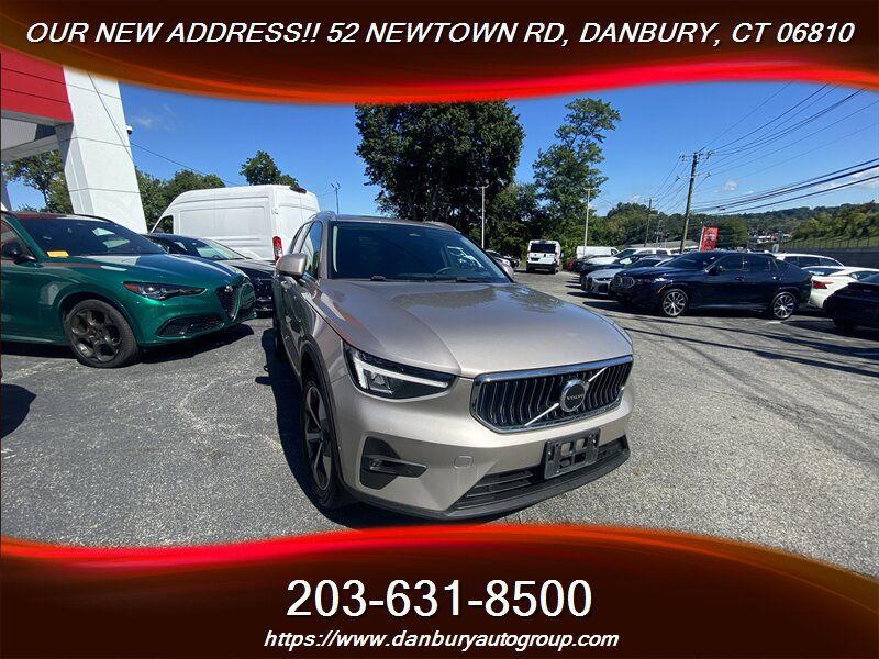 Used 2024 Volvo XC40 B5 Plus AWD/4WD image 9