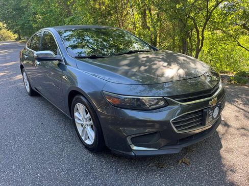 Used 2016 Chevrolet Malibu LT FWD image 2