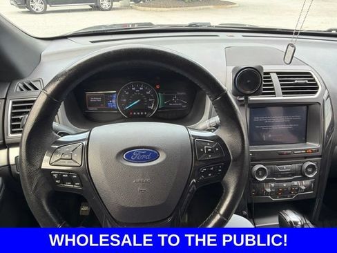 Used 2017 Ford Explorer XLT w/ Equipment Group 202A AWD/4WD image 4