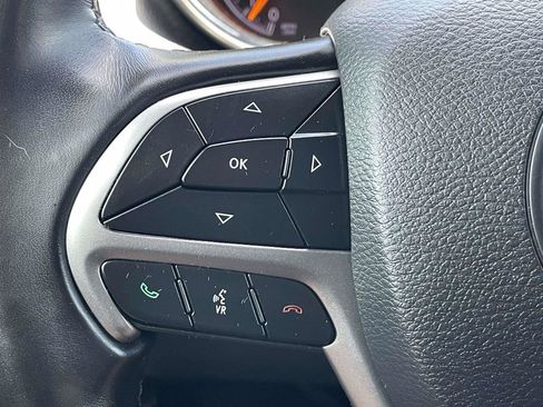 Used 2020 Jeep Grand Cherokee Laredo AWD/4WD image 30