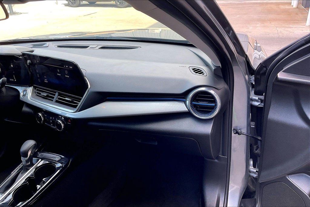 Used 2024 Chevrolet Trax LT FWD image 16