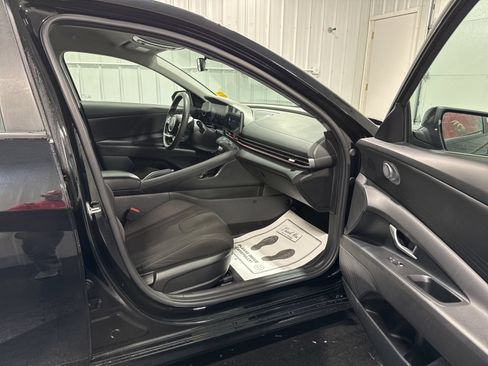 Used 2024 Hyundai Elantra SEL FWD image 11