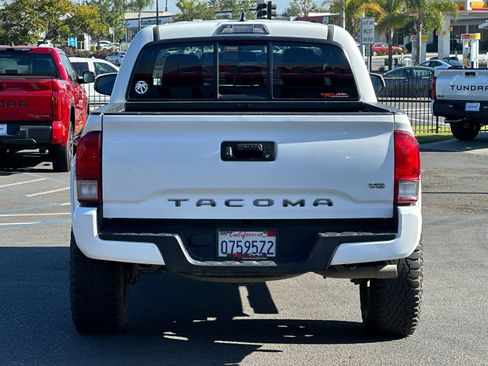 Used 2016 Toyota Tacoma TRD Sport image 4