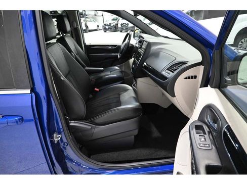 Used 2019 Dodge Grand Caravan SXT w/ Driver Convenience Group FWD image 15