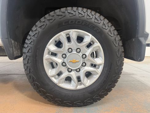 Used 2025 Chevrolet Silverado 2500 LTZ w/ LTZ Convenience Package AWD/4WD image 9