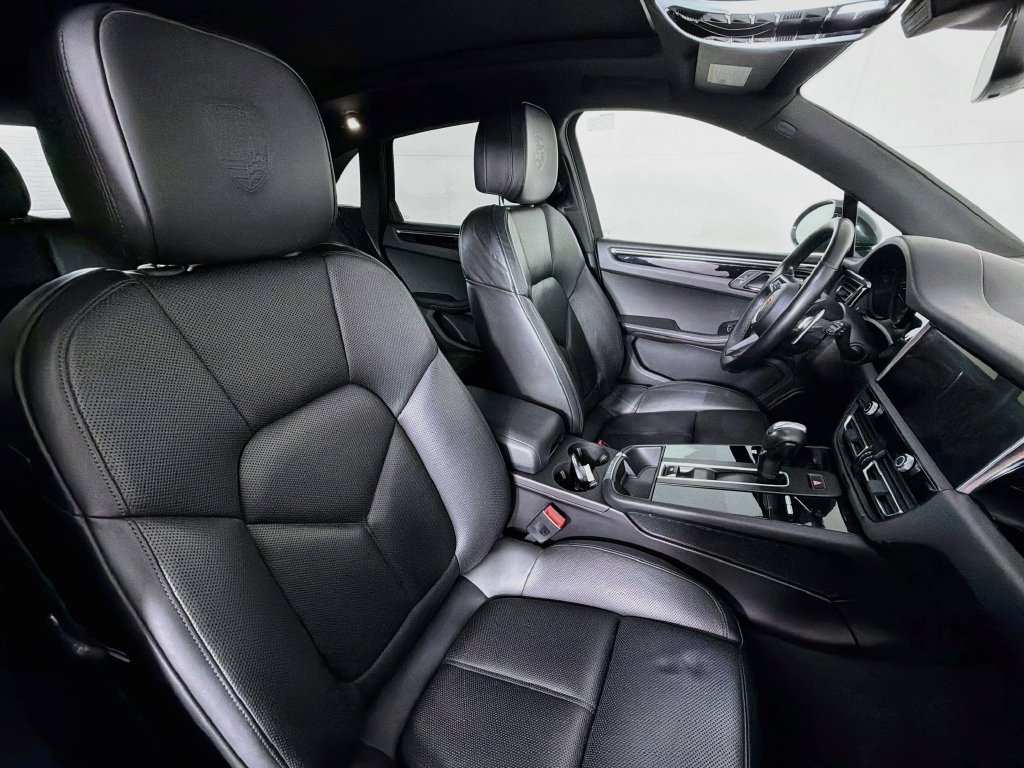 Certified 2023 Porsche Macan AWD/4WD image 30
