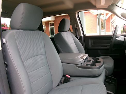 Used 2017 RAM 1500 Express RWD image 24