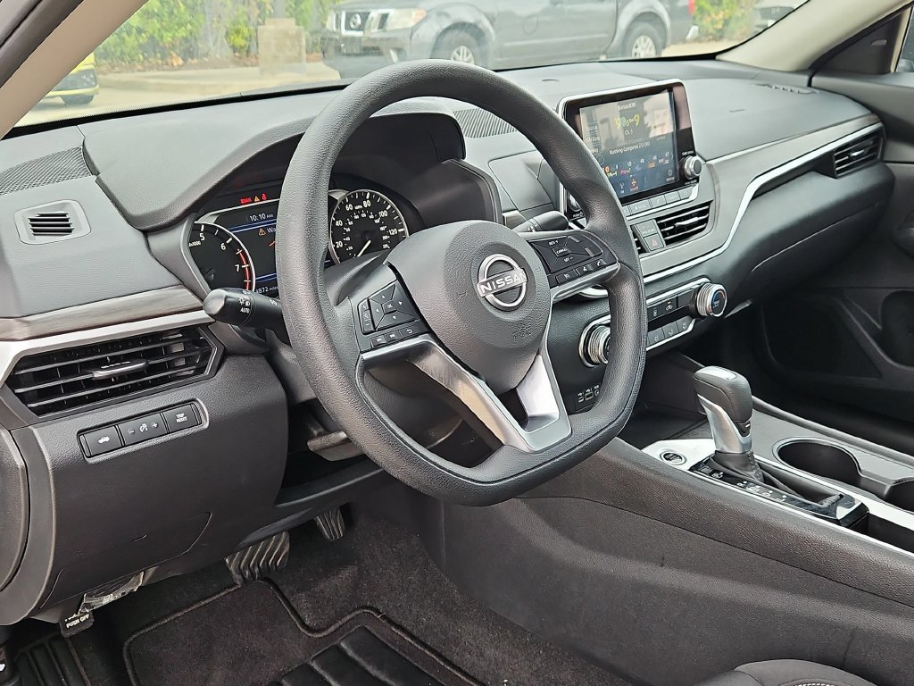 Used 2025 Nissan Altima 2.5 SV FWD image 15