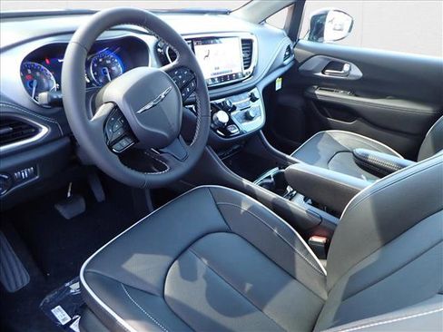 New 2026 Chrysler Pacifica Limited w/ Uconnect Theater Family Group image 13