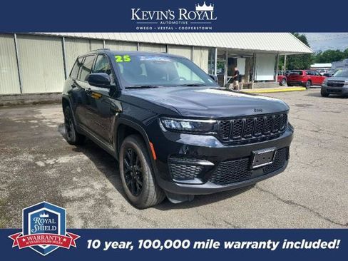 Used 2025 Jeep Grand Cherokee Altitude AWD/4WD image 5