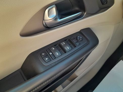Used 2023 Chrysler Pacifica Touring-L FWD image 35