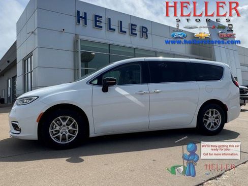 Used 2024 Chrysler Pacifica Touring-L FWD image 1