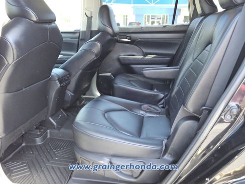 Used 2022 Toyota Highlander XLE AWD/4WD image 11