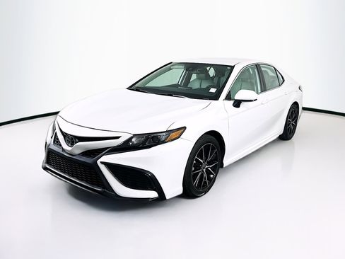 Used 2021 Toyota Camry SE image 3