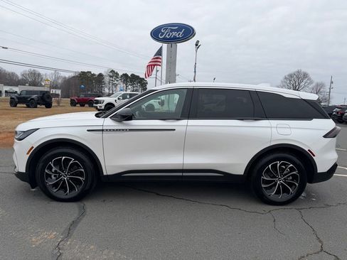 Used 2025 Lincoln Nautilus Premier image 8