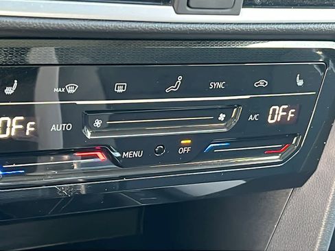 Used 2025 Volkswagen Taos SE w/ Panoramic Sunroof Package image 14