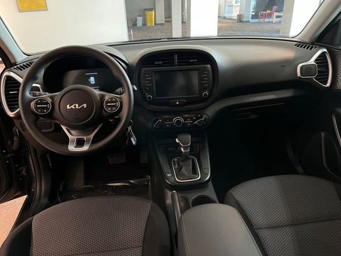 Used 2025 Kia Soul LX w/ LX Technology Package FWD image 32